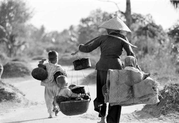une femme transporte tous ses propriétés sur le Quang Ganh