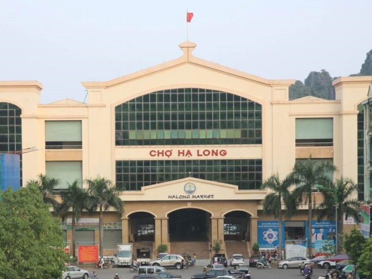 Hạ Long : marché animé au bord de la baie.