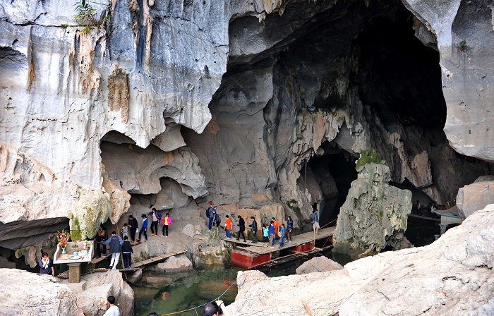 Choses faire lac Hoa Binh grotte