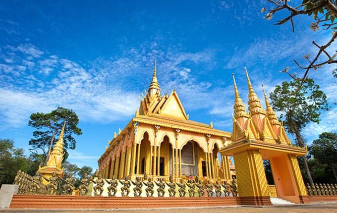 La pagode Ch&ugrave;a C&ograve; (Nodol / Wat Prasat) - une pagode bouddhiste khm&egrave;re r&eacute;put&eacute;e pour son architecture traditionnelle et les nombreux oiseaux qui nichent dans les grands arbres de son enceinte.