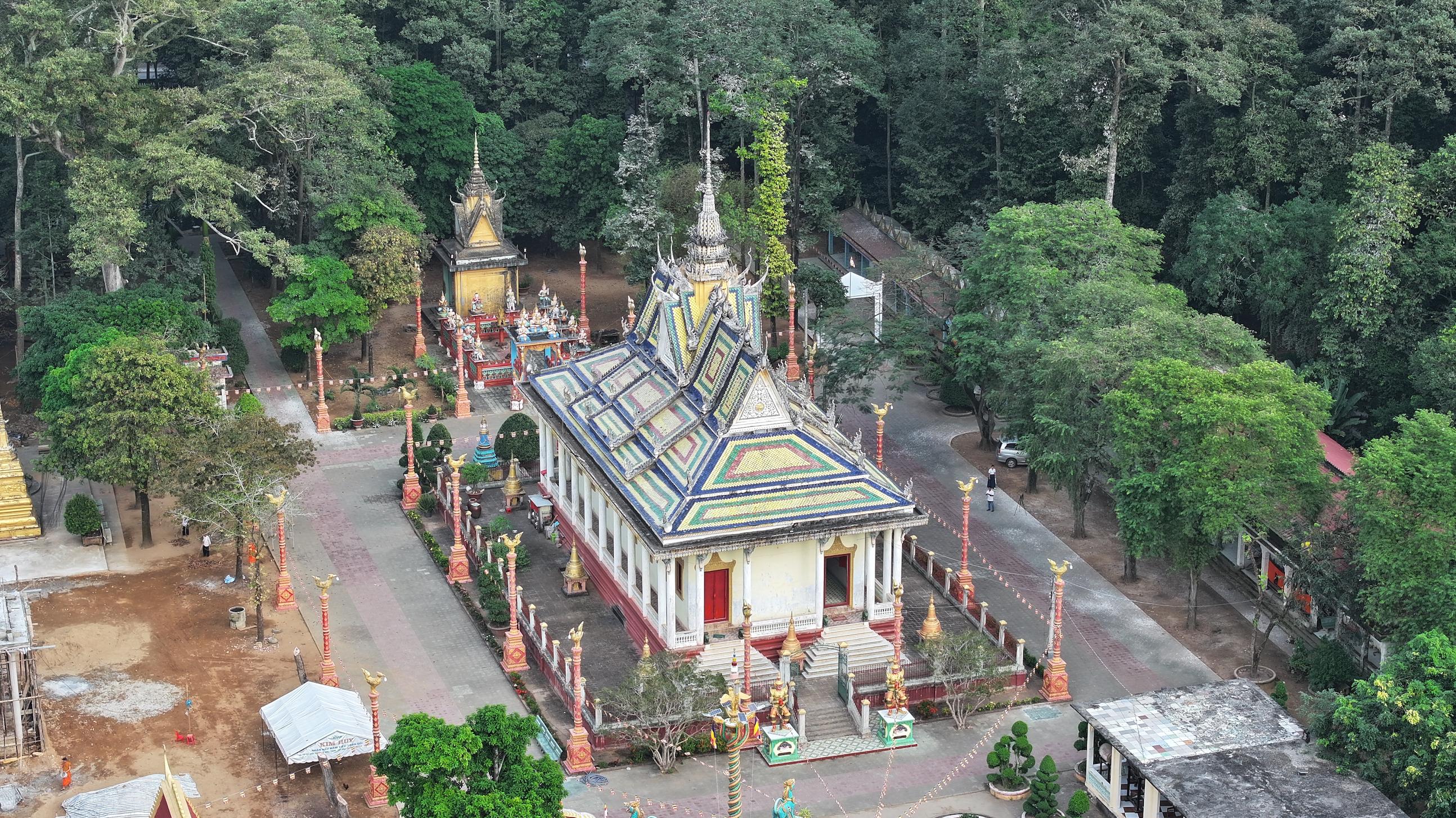 La pagode Ch&ugrave;a Hang (Komp&ocirc;ng Chr&acirc;y), un sanctuaire bouddhiste khmer nich&eacute; au c&oelig;ur d&rsquo;une v&eacute;g&eacute;tation luxuriante.