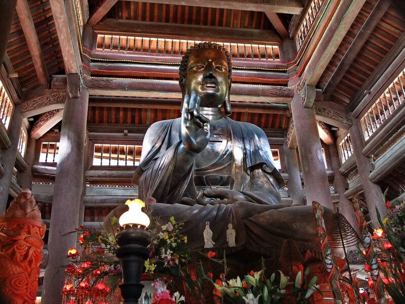 La statue en bronze du Bouddha Shakyamuni dans la pagode Non Nuoc à Soc Son - Hanoi