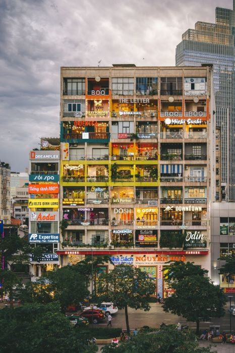 Le c&eacute;l&egrave;bre caf&eacute; apartment de Nguyen Hue, symbole du Sa&iuml;gon cr&eacute;atif et moderne