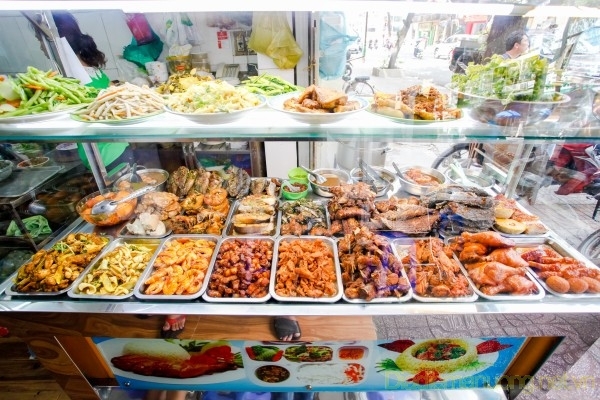 Un resto quán cơm bình dân à Hanoi