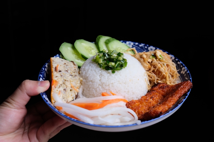 Le cơm tấm, une sp&eacute;cialit&eacute; incontournable de Saigon, qui refl&egrave;te &agrave; merveille la g&eacute;n&eacute;rosit&eacute; et la simplicit&eacute; de la cuisine du Sud Vietnam