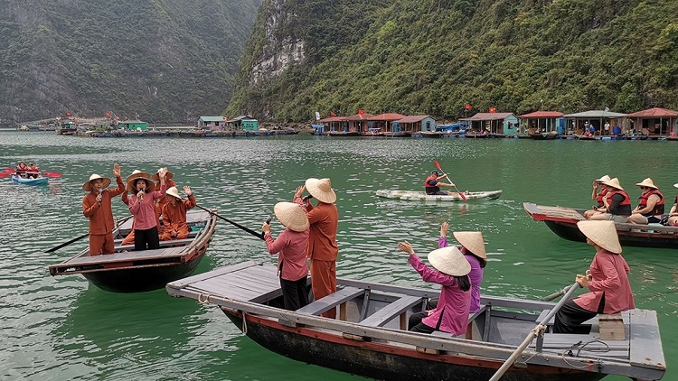 villages pêcheurs baie Halong chant amoureux