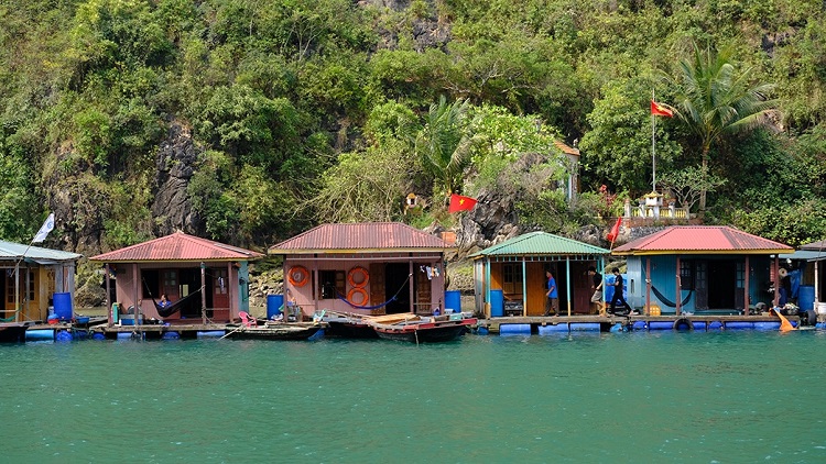Culture villages pêcheurs baie Halong cua van