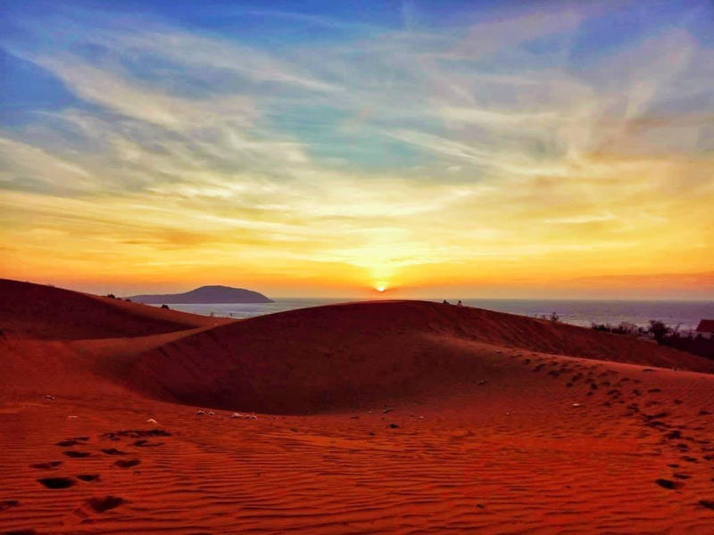 Mui Ne dévoile un paysage inattendu : des dunes de sable rouge et blanc qui évoquent un désert en bord de mer. Photo : Traveloke