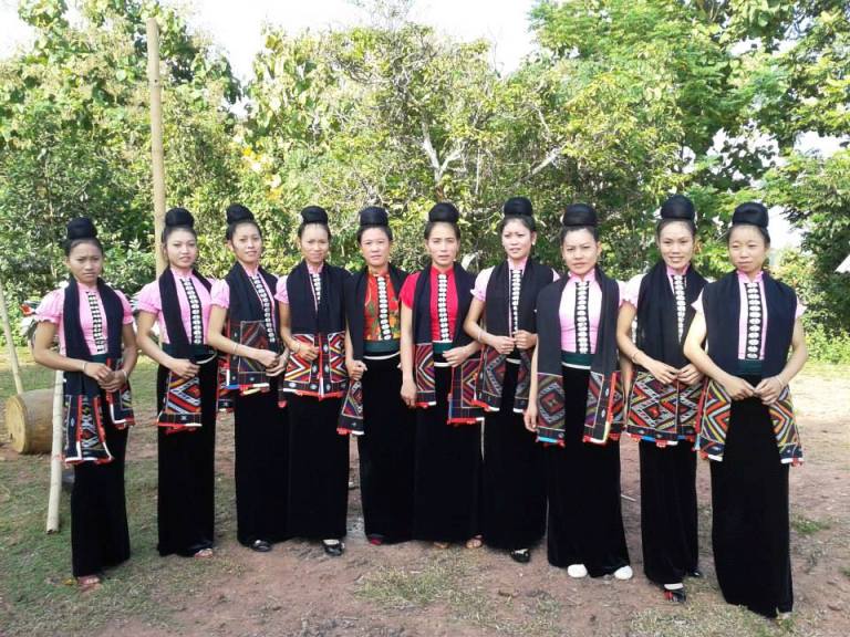 Les femmes Thaï noir au Vietnam et leur coiffure caractéristique appelée « Tằng Cẩu »