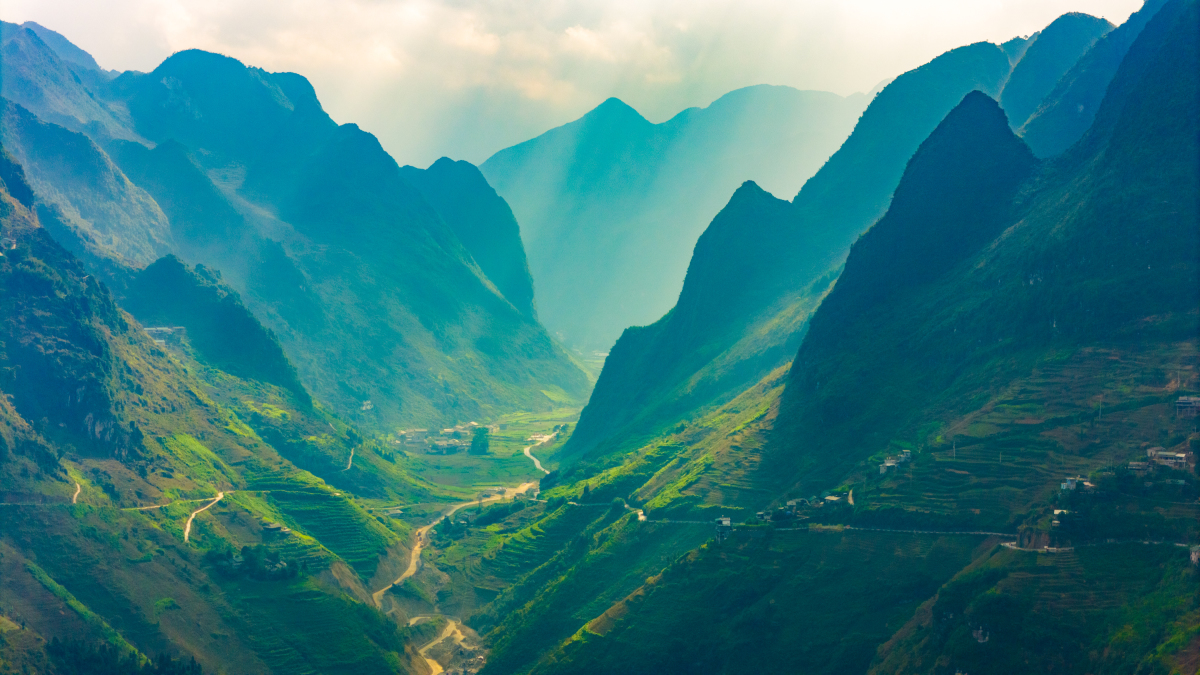 Les maisons nichées sur les flancs des collines et montagnes du district de Mèo Vac de Ha GIang