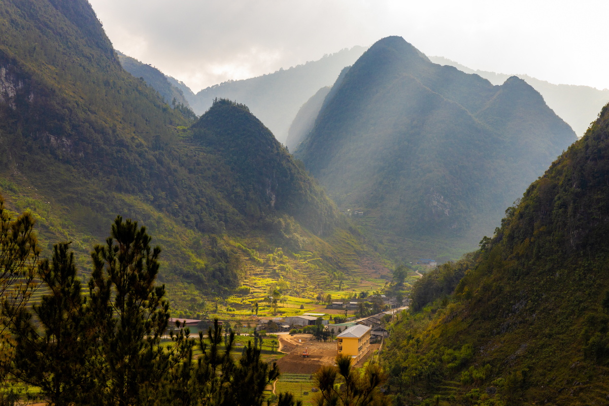 Le district de Yên Minh de Ha Giang se distingue par un relief complexe et une altitude moyenne de 1 200 mètres.