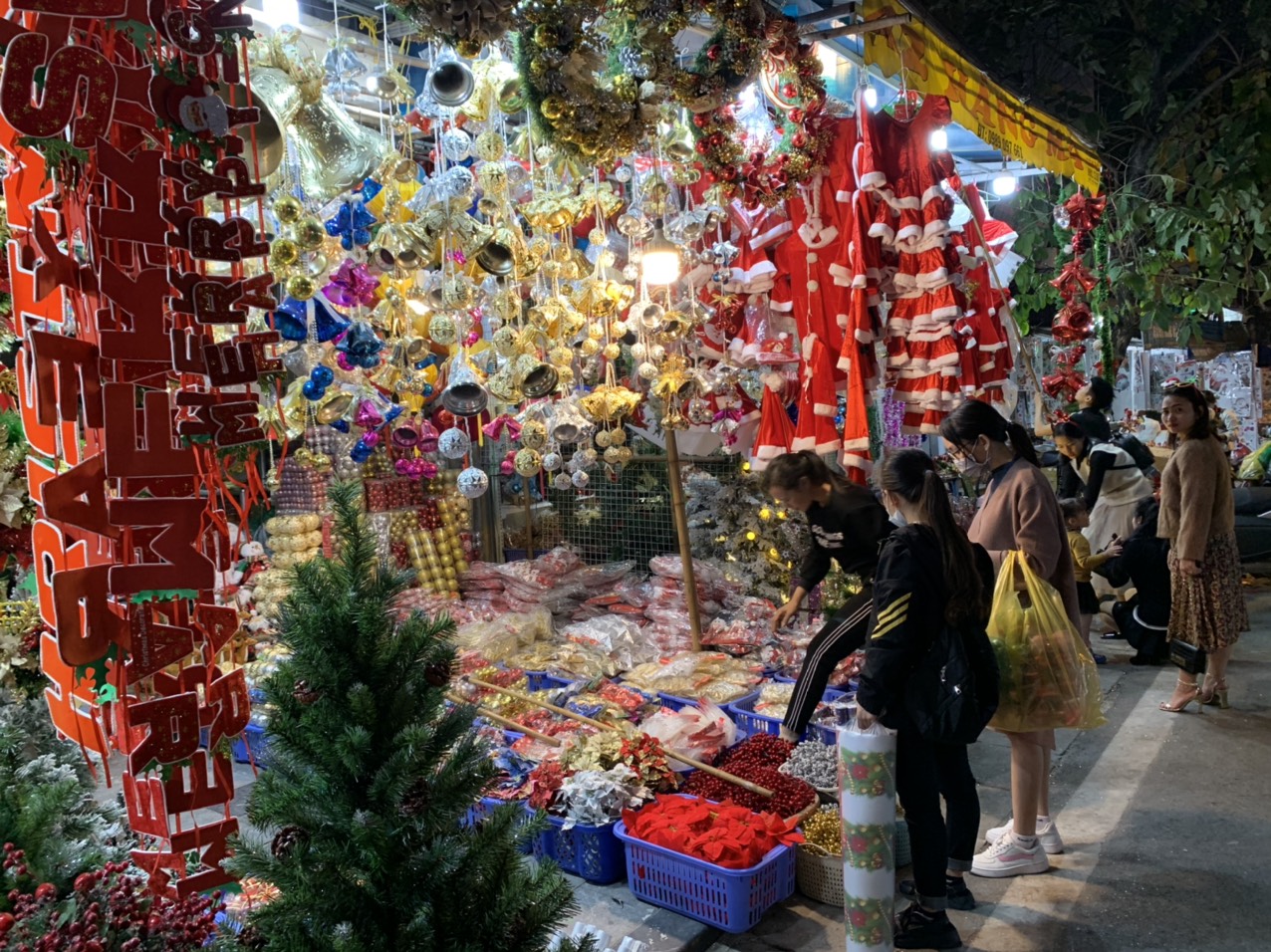 La rue de Hang Ma est remplie d'une atmosphère de Noel