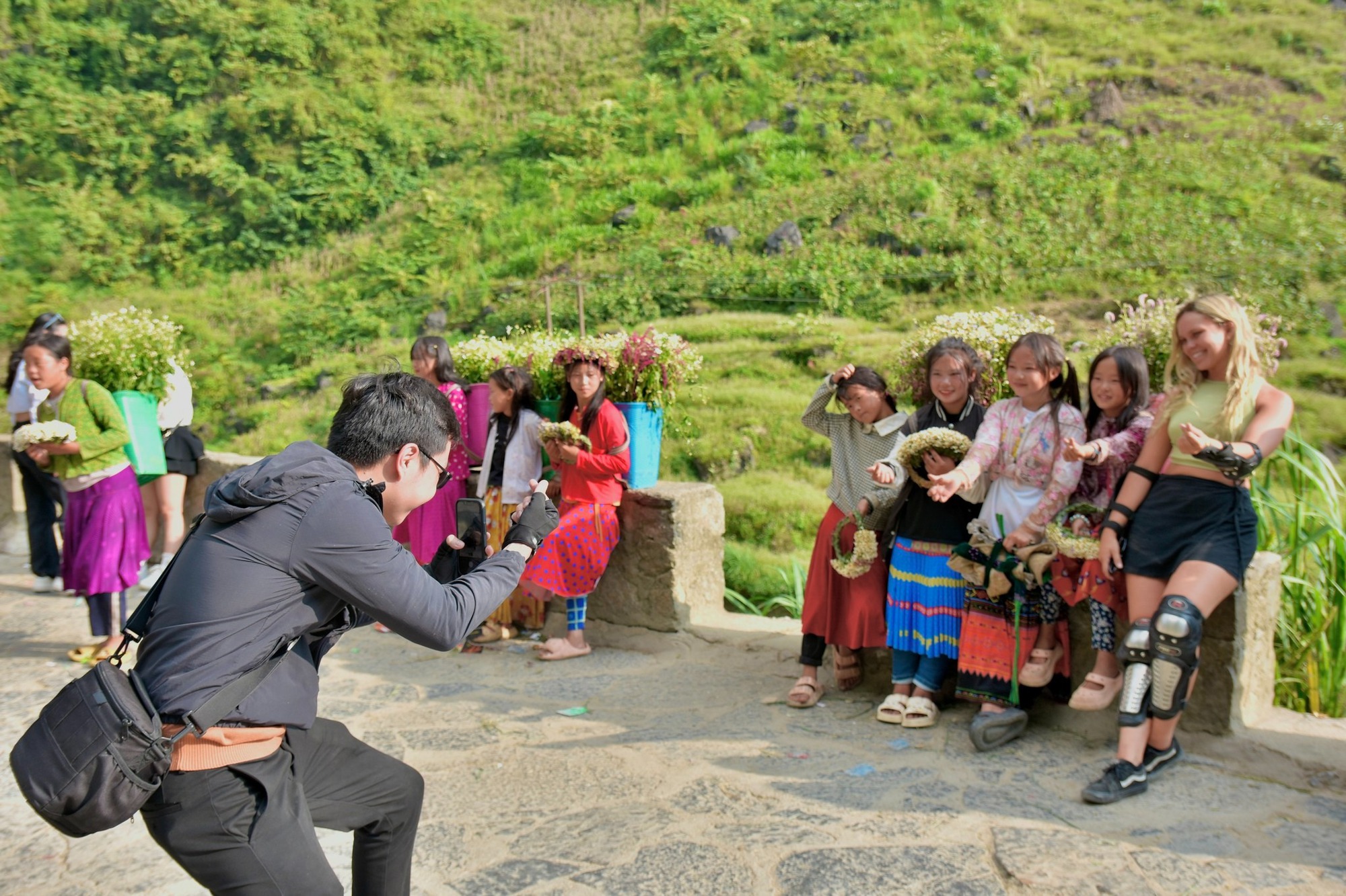 Prendre des photos avec les enfants de minorités ethniques du Vietnam