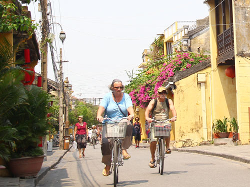 Une scène familière dans le vieux quartier de Hoi An - balade à vélo