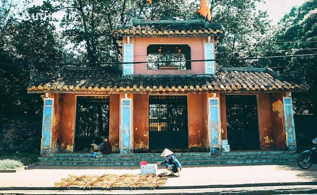La pagode Dieu De est située au bord de la rivière Dong Ba