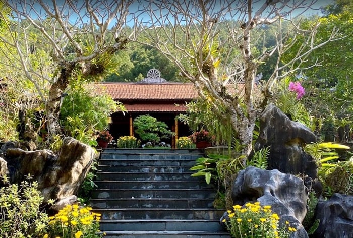 temple huyen khong son thuong - hue