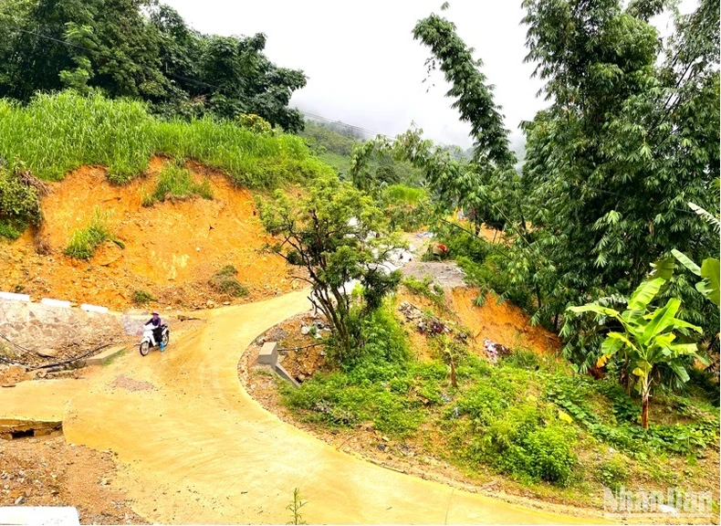 Les routes du village sont en cours de bétonnage.