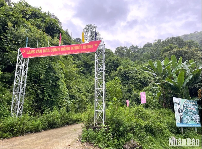 L'entrée du village de Khuôi Khon