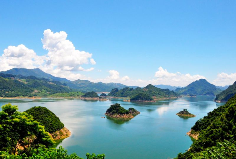 lac de Hoa Binh - nord Vietnam
