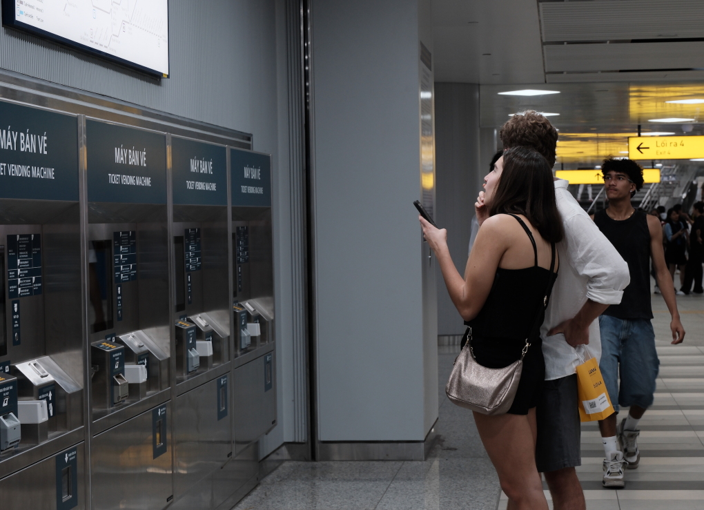 Lors de sa visite pendant les fêtes de fin d’année, Lucia et son compagnon ont été intrigués par les plans affichés dans la station Bên Thành.