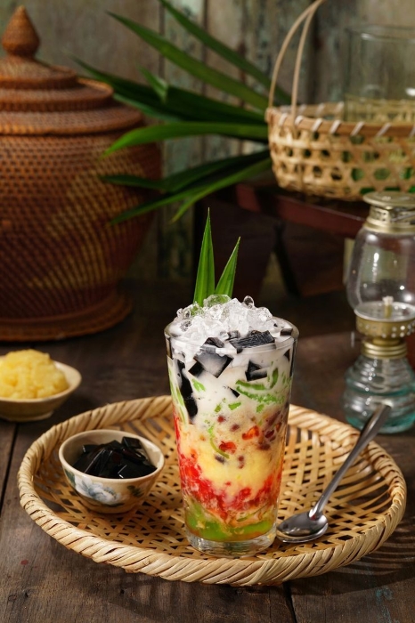 Avec ses textures l&eacute;g&egrave;res, ses couleurs d&eacute;licates et sa fra&icirc;cheur naturelle, le ch&egrave; sương sa hạt lựu &eacute;voque toute la douceur des desserts du Sud Vietnam.