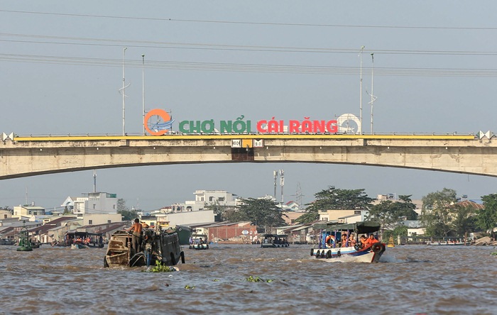 Marché flottant de Cai Rang, Can Tho: image éclatante vue d'en haut 