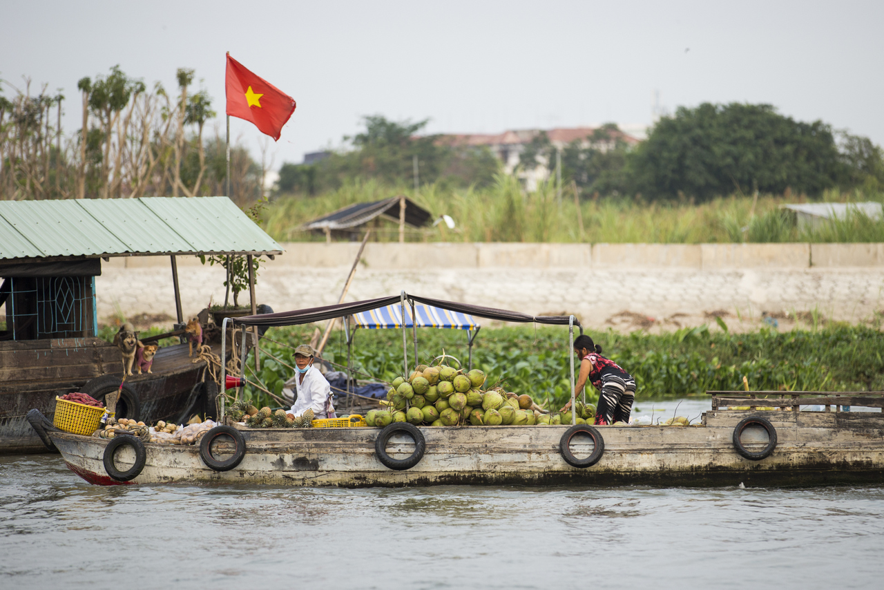 Bateaux chargés de fruits au marché flottant de Long Xuyen au lever du soleil. Photo : Brice 