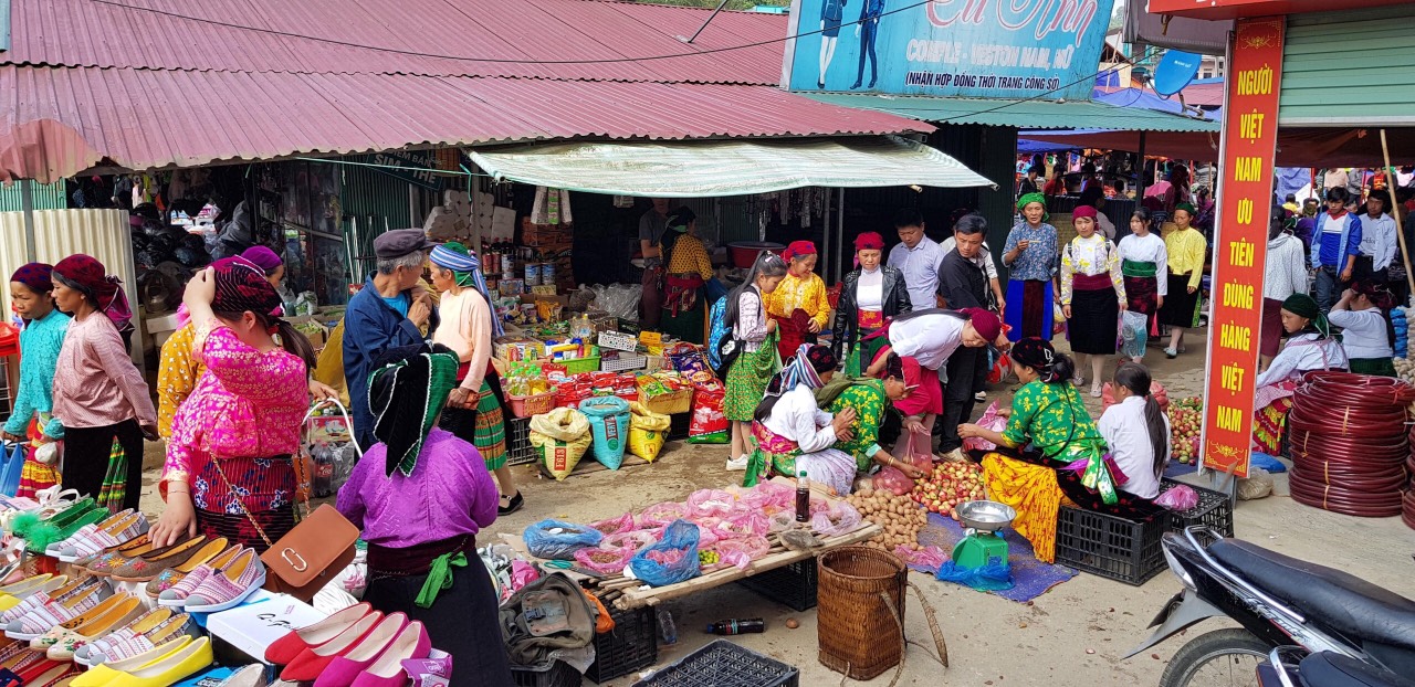 Marché hebdomadaire de Dong Van