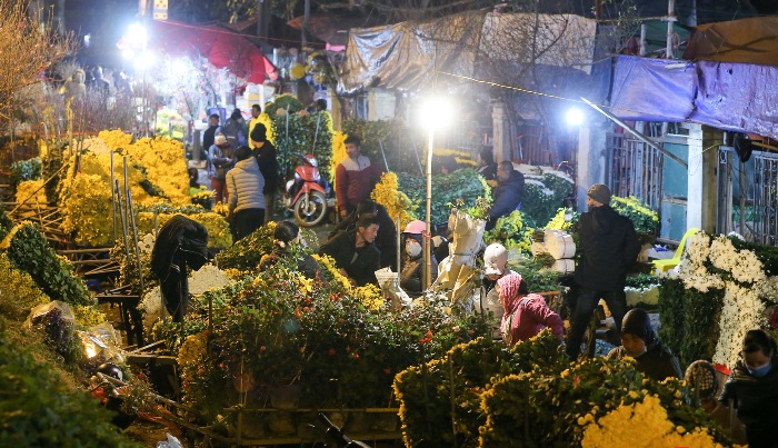 Marché nocturne aux fleurs de Quang Ba, Hanoi