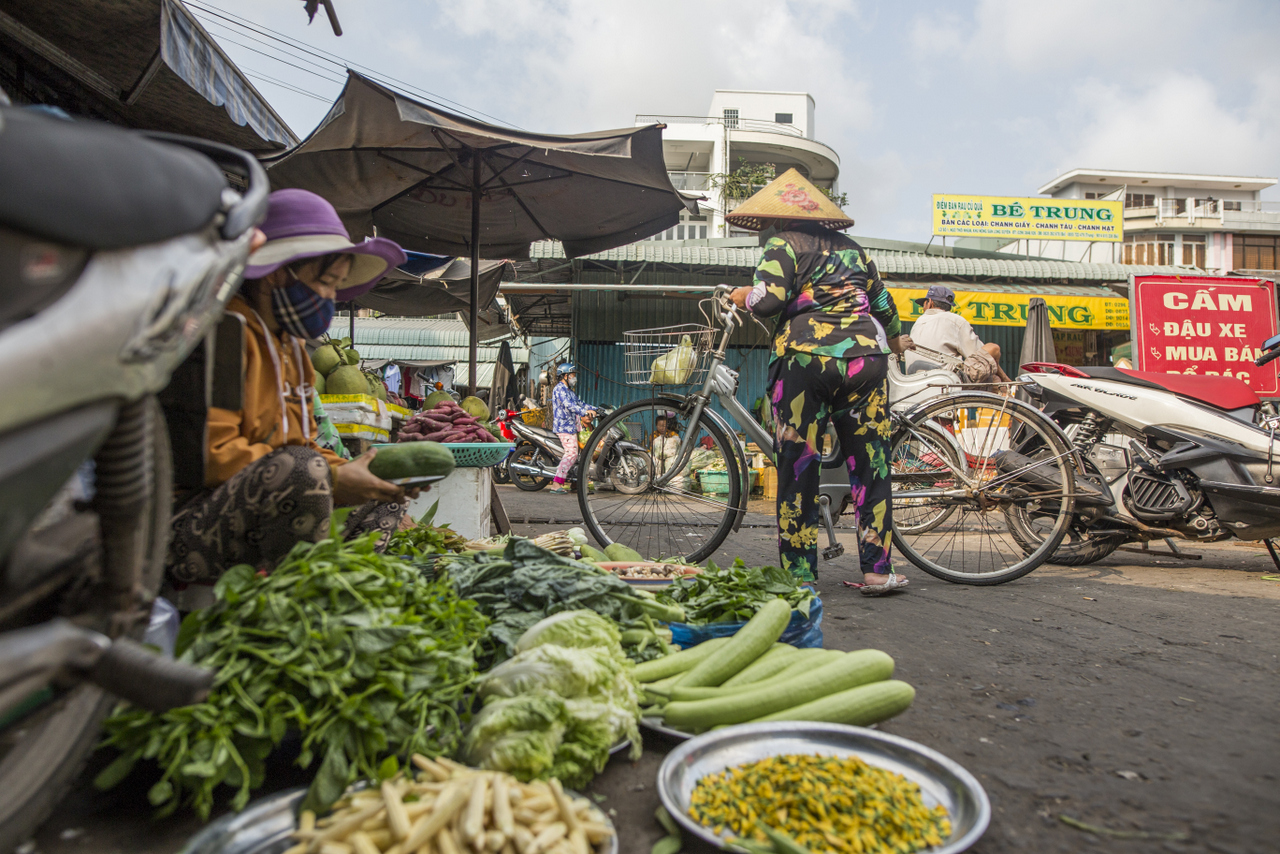 Allée colorée du marché terrestre de Long Xuyen avec fruits et légumes frais