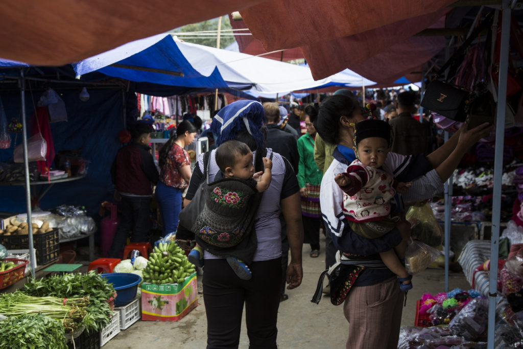 Femmes de différentes minorités échangeant au marché de Y Ty dans une atmosphère conviviale.. Photo  : Brice Van Huffel 