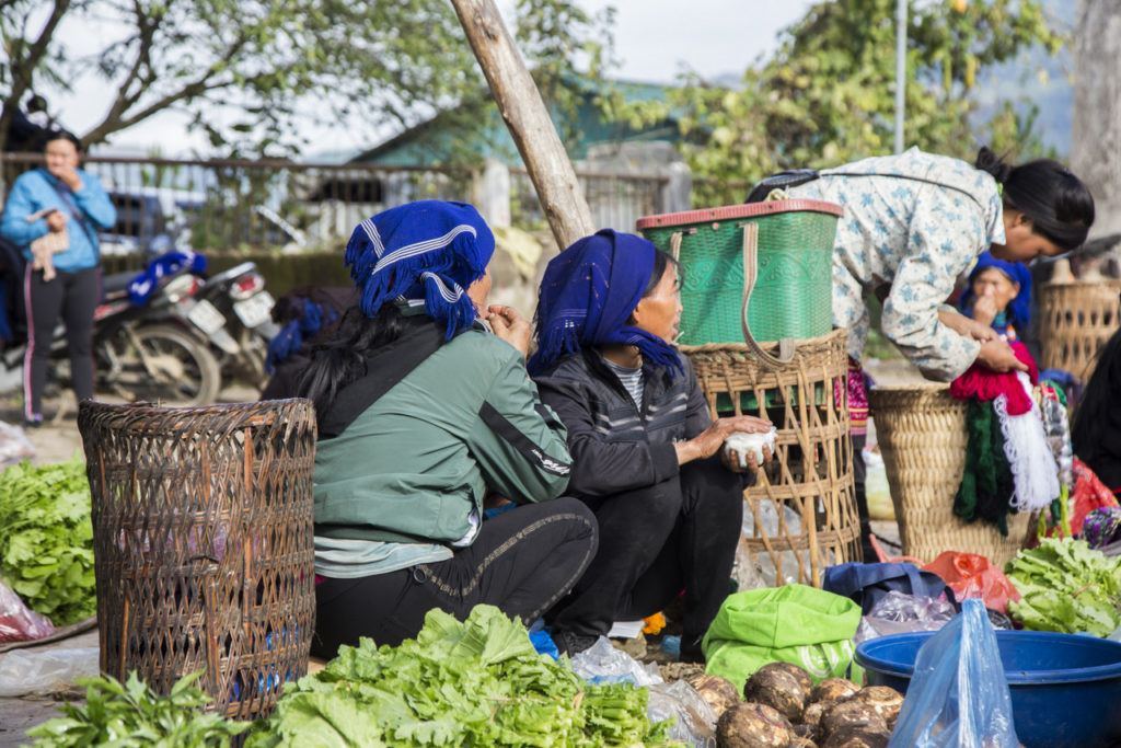 Des femmes vendant des légumes frais au marché de Y Ty. Photo : Brice Van Huffe