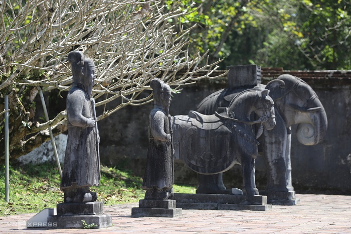mausolee Minh Mang statues