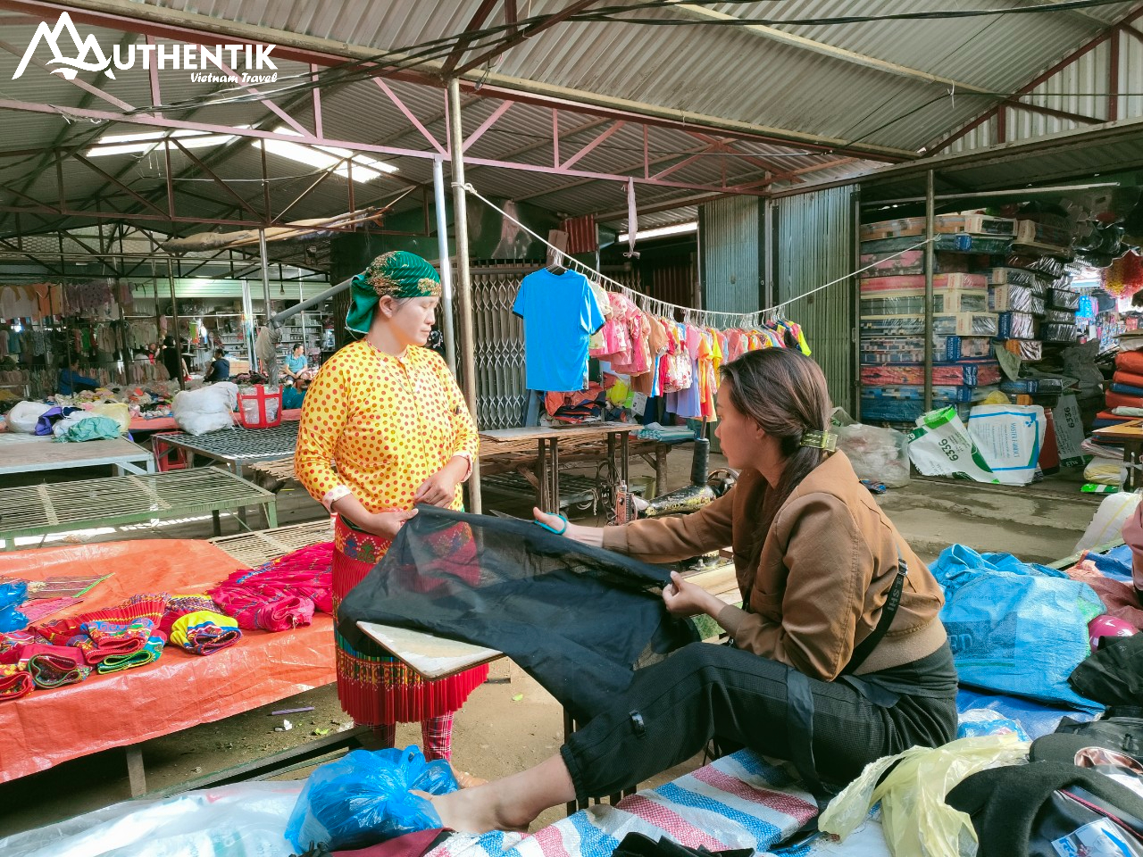 Le marché accueille tout le monde, des habitants locaux aux visiteurs en quête d'authenticité et de découvertes culturelles
