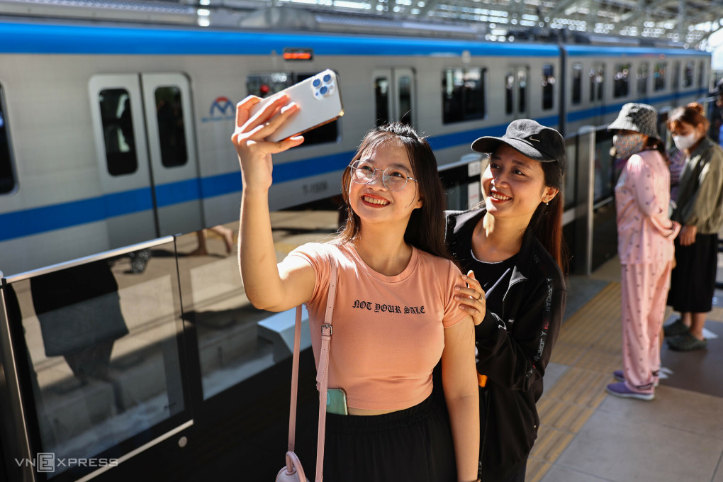 Les habitants découvrent le métro Bên Thành - Suôi Tiên. Photo : Thanh Tùng.