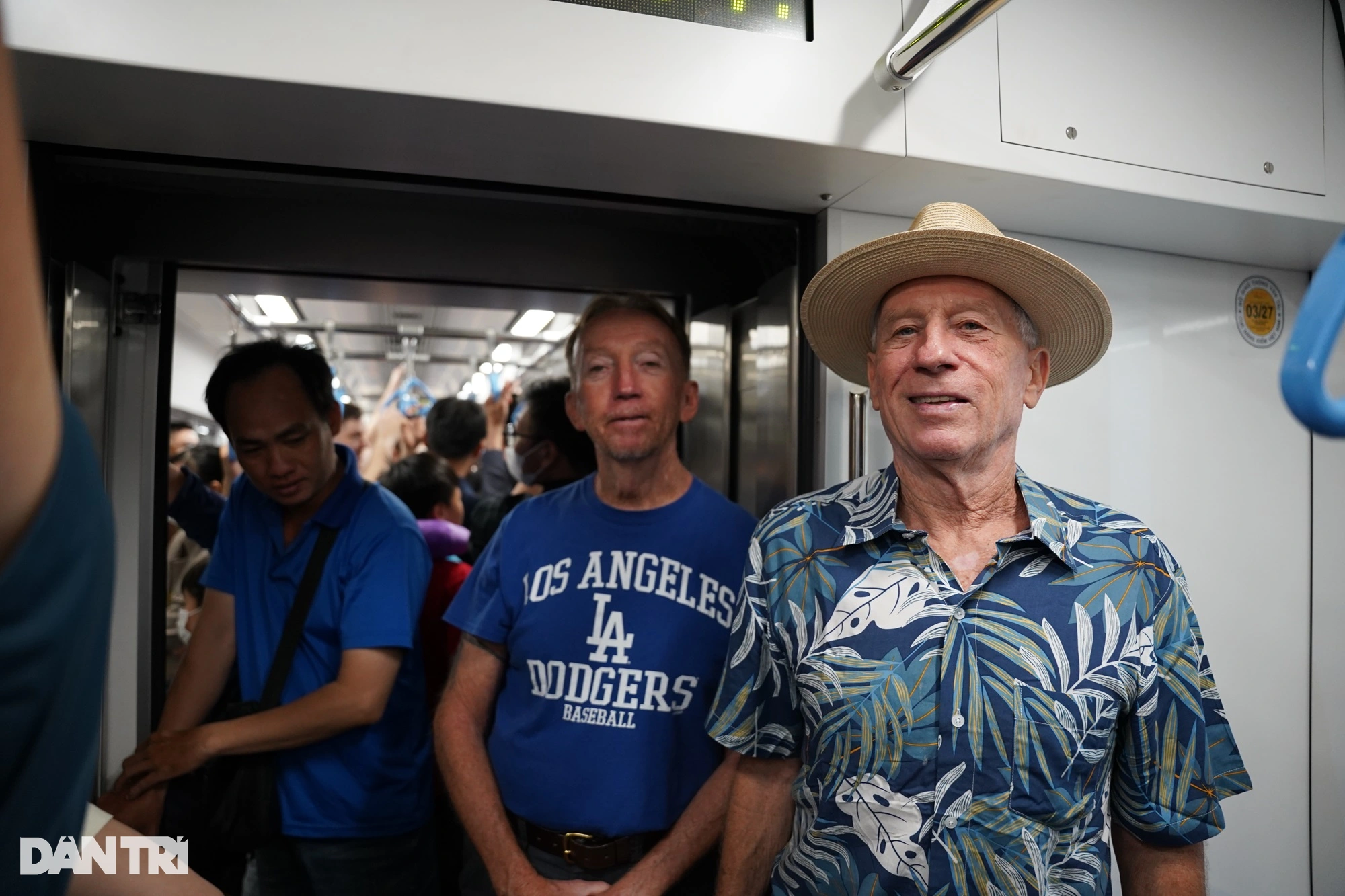 Jeff Thomas, 76 ans, et son frère cadet Mark sont deux des premiers passagers de la ligne de métro n°1. Photo : Dân Trí