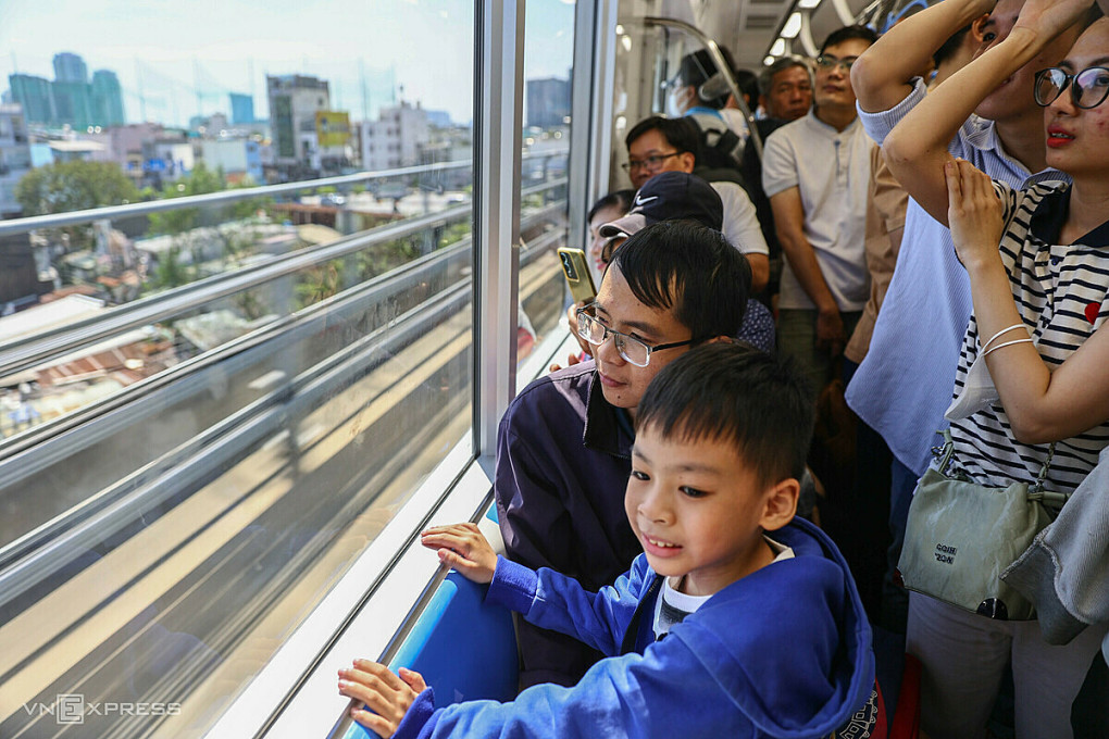 Les passagers à bord du métro Bến Thành - Suối Tiên. Photo : Quỳnh Trần.