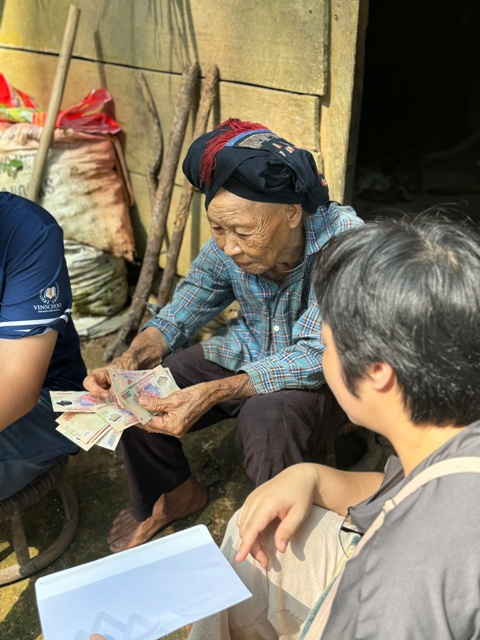 Mme mai à HOa binh lors de la reception d'un don d'Authentik Vietnam