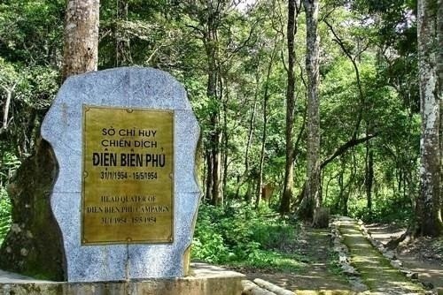 En marchant le long du sentier sinueux qui s’enfonce dans la forêt, on atteint le quartier général de la campagne de Diên Biên Phu