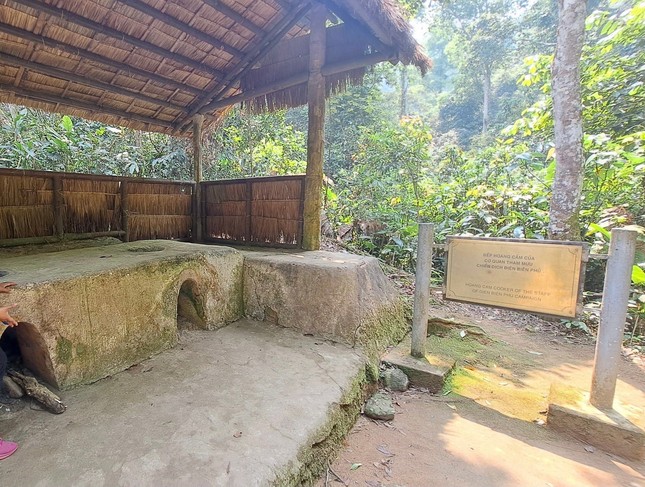 Le four Hoàng Cầm attire l’attention des visiteurs