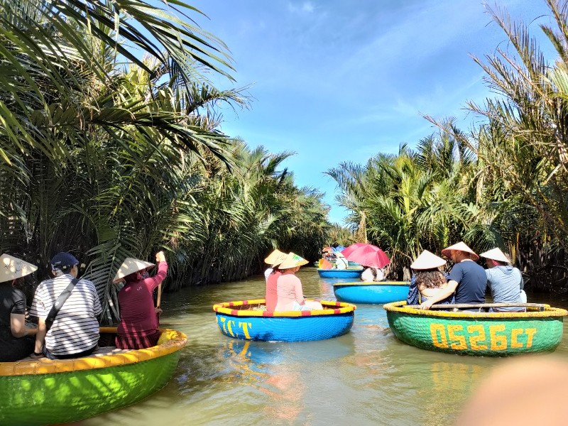 naviguer en panier en bambou au village de Cam Thanh à Hoian