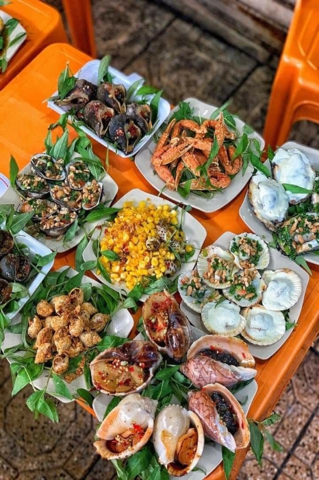 Un plateau d&rsquo;escargots &agrave; partager, quelques amis autour de la table et l&rsquo;effervescence de Saigon en toile de fond : une sc&egrave;ne du quotidien que les habitants ne se lassent jamais de retrouver.