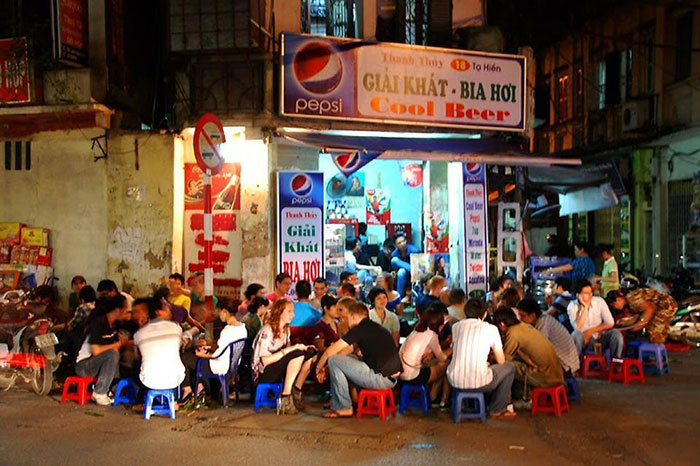 Boire dans la rue au Vietnam