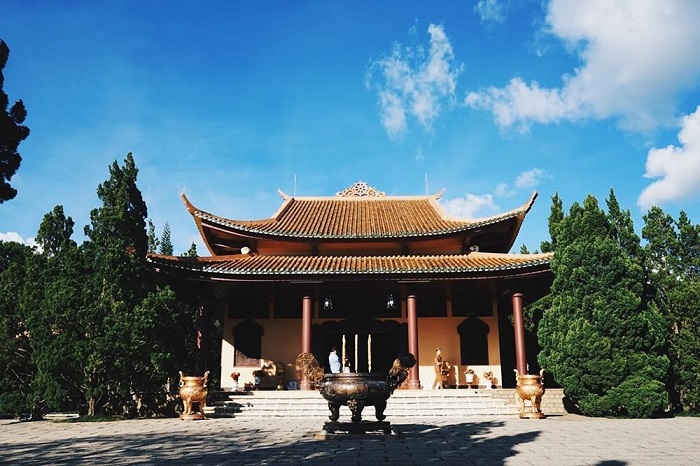 pagode Dalat Truc Lam cour