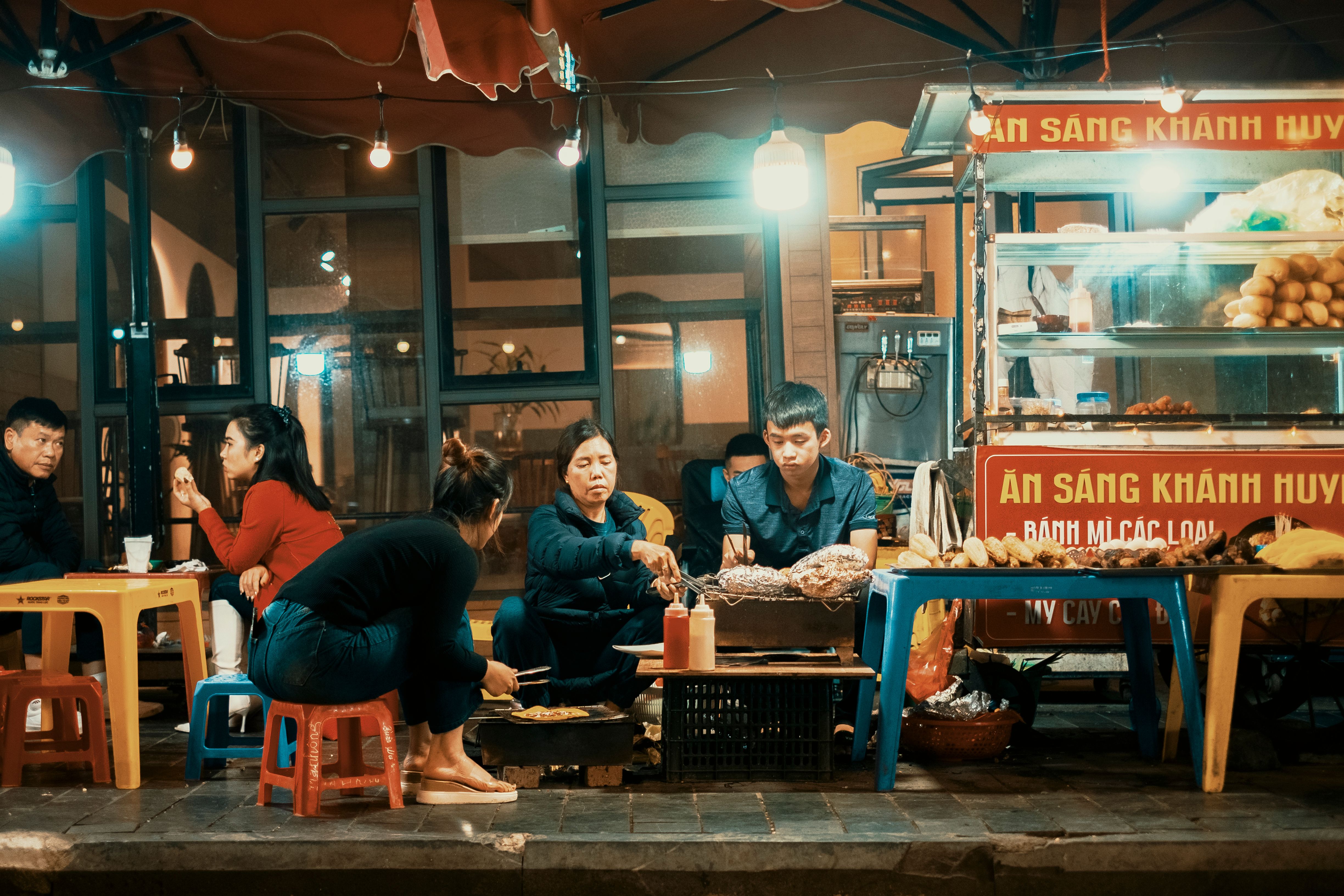 &Agrave; l'heure du petit-d&eacute;jeuner, les rues vietnamiennes s'animent autour d'un bol de phở, d'un caf&eacute; ou d'un b&aacute;nh m&igrave;.