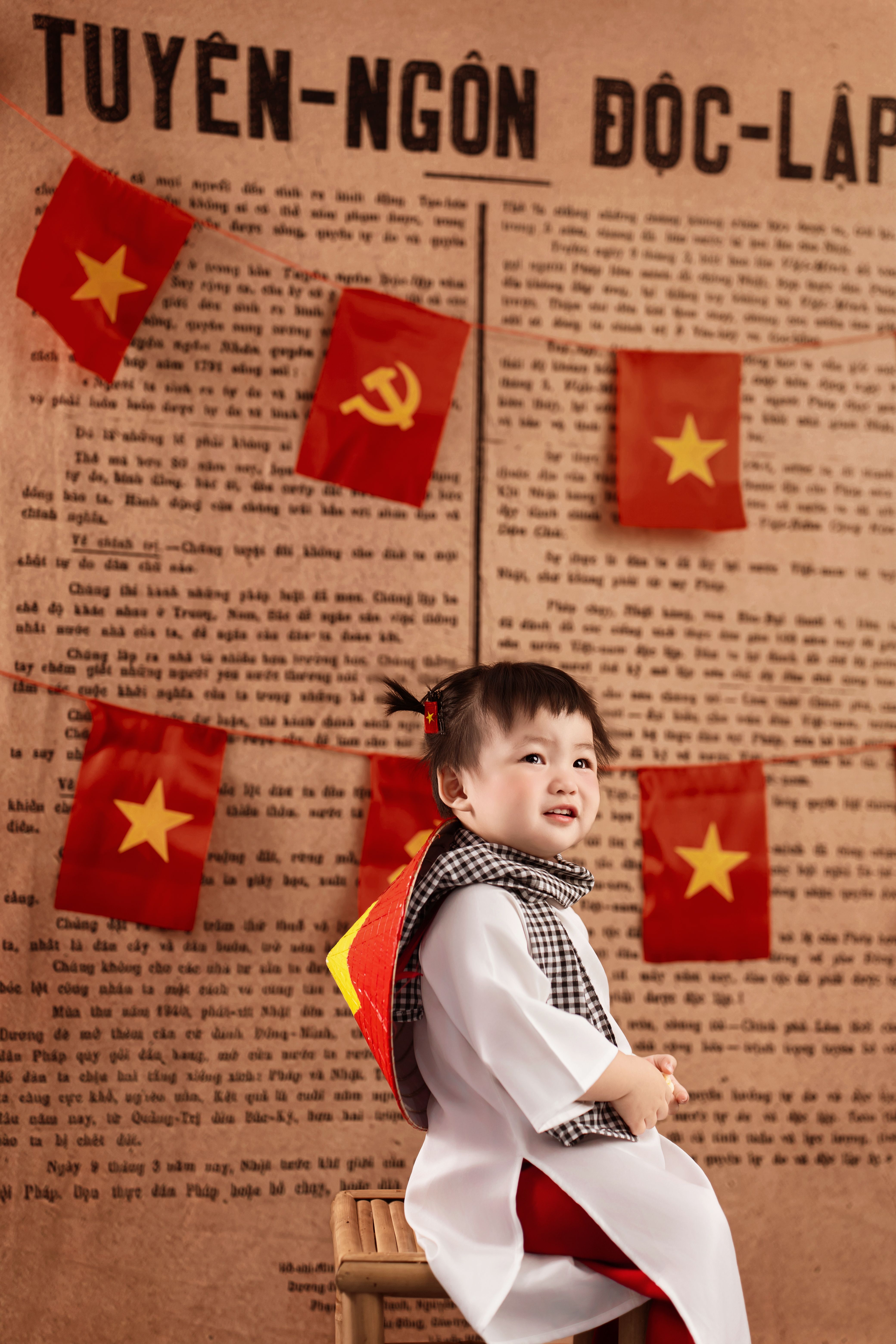 Le charme du khăn rằn, même sur les plus petits.