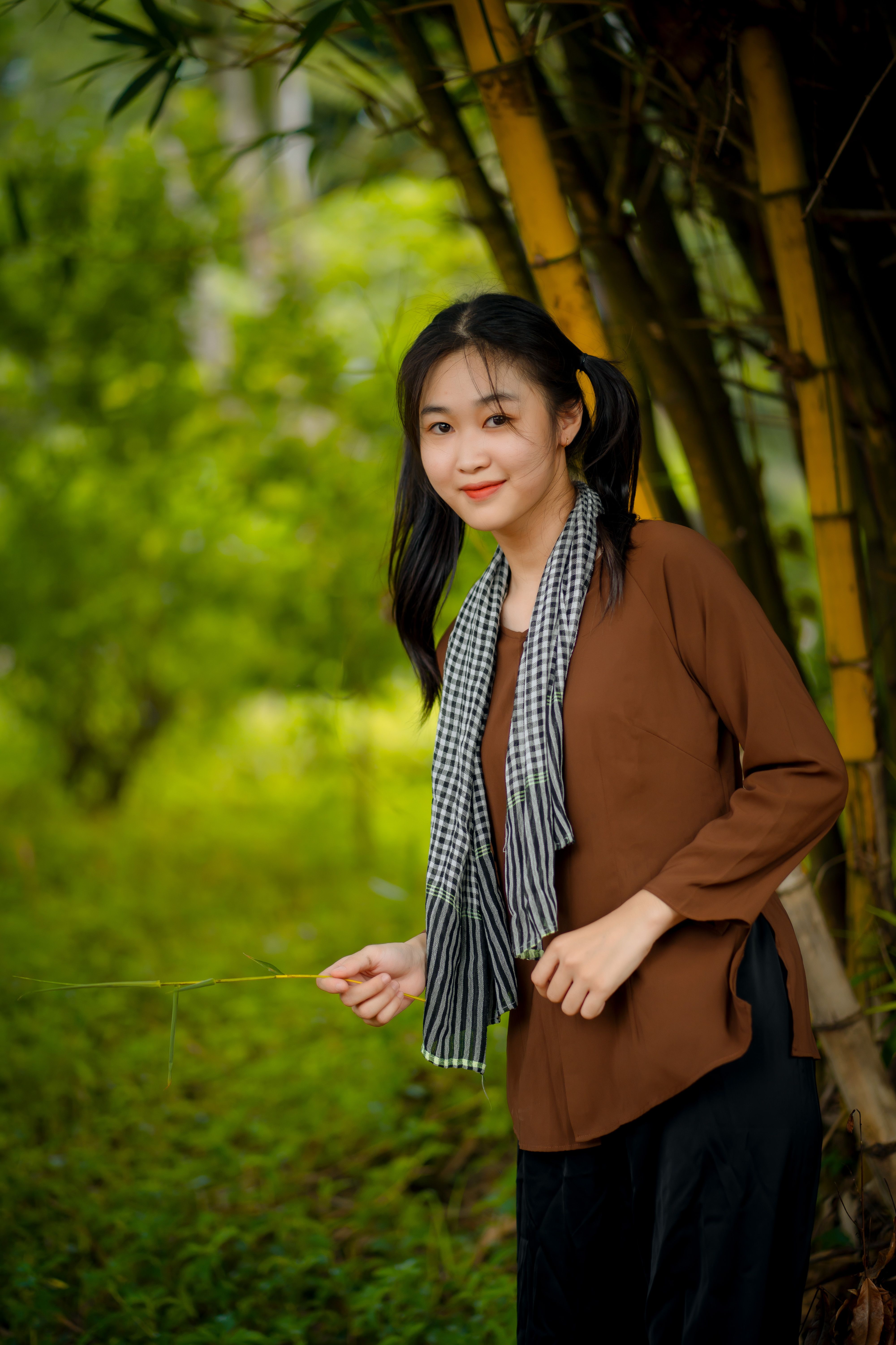 Le khăn rằn, noué autour du cou, accompagne depuis des générations les femmes du Sud du Vietnam.