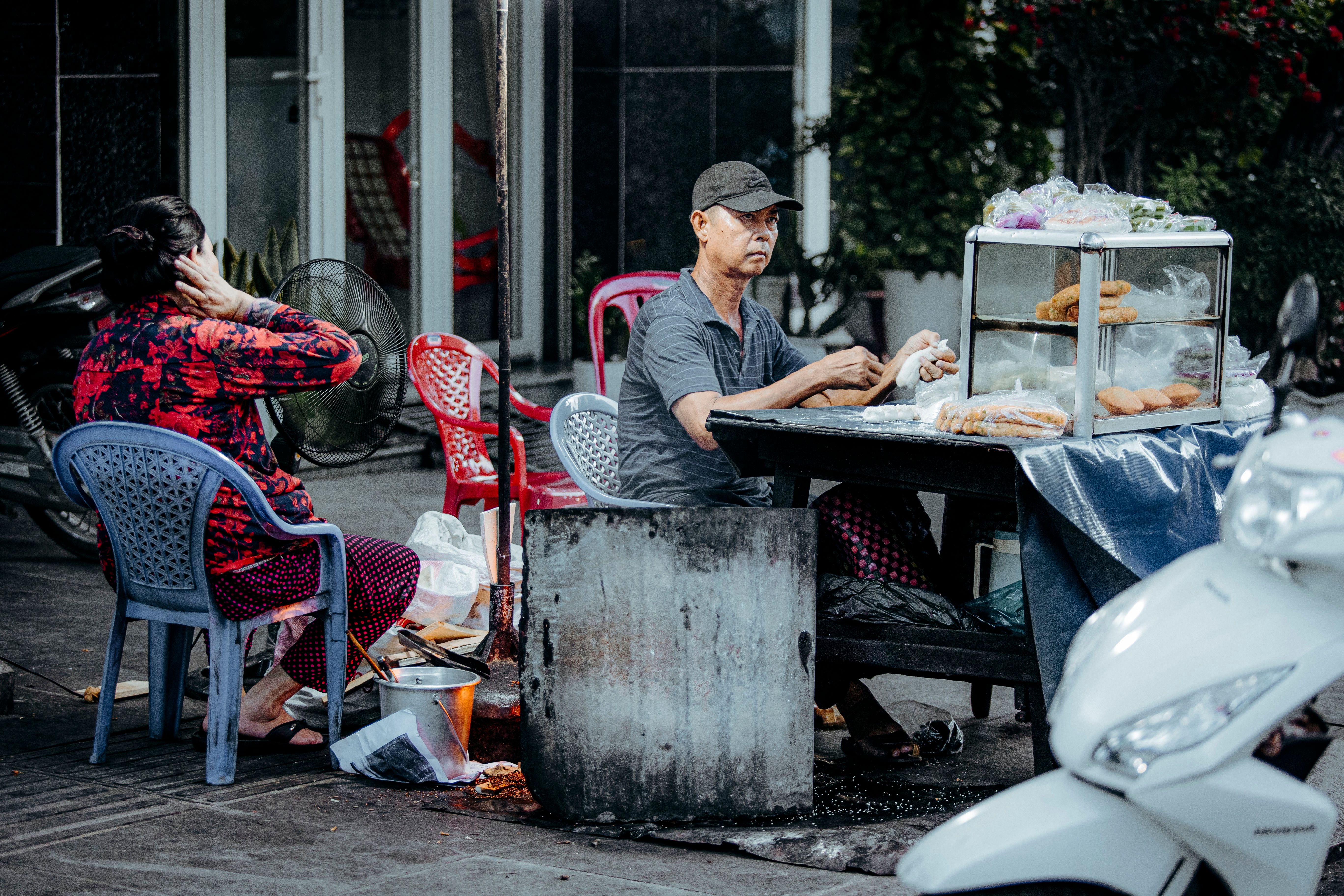 &Agrave; l'heure du petit-d&eacute;jeuner, les rues vietnamiennes s'animent autour d'un bol de phở, d'un caf&eacute; ou d'un b&aacute;nh m&igrave;.