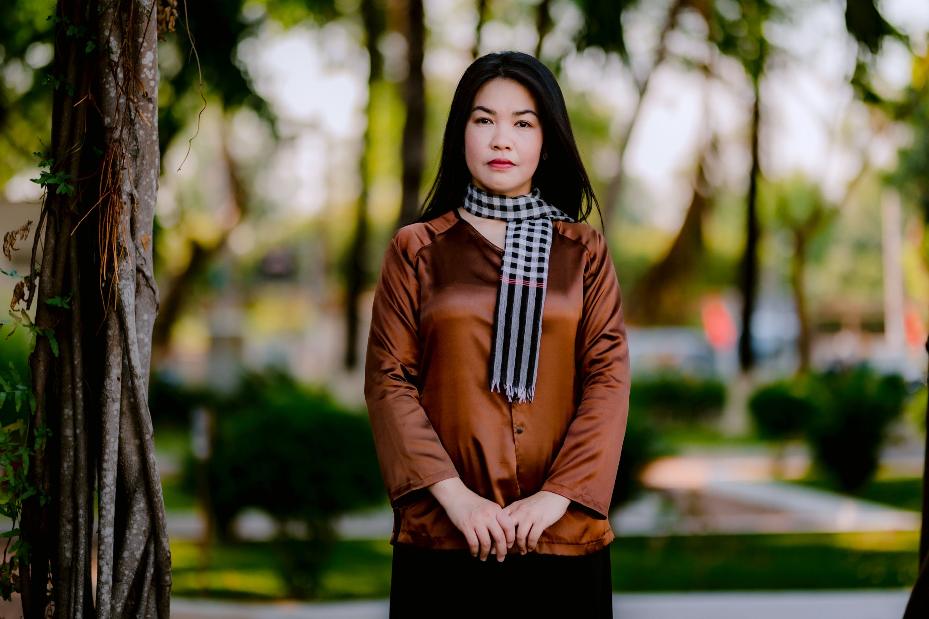 Avec son khăn rằn autour du cou, cette jeune femme incarne une image familière et intemporelle du Sud vietnamien.