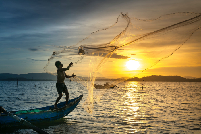 Au rythme des vagues, les p&ecirc;cheurs lancent leurs filets &agrave; la recherche de la p&ecirc;che du jour